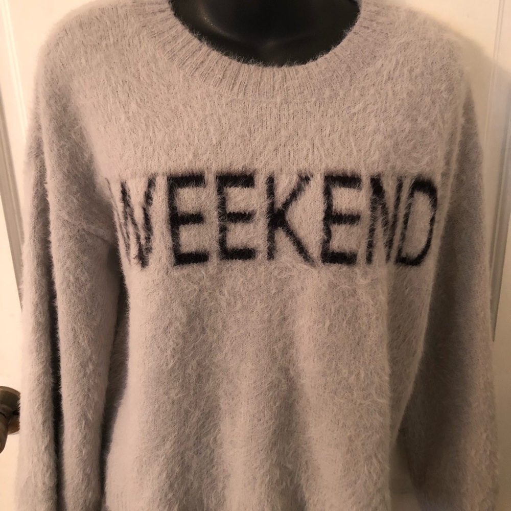 Item & Thread women’s very cute gray weekend sweater size medium.